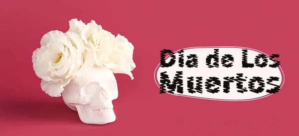 인간의 두개골과 꽃으로 멕시코의 죽음의 무르토스 을위한 — 스톡 사진