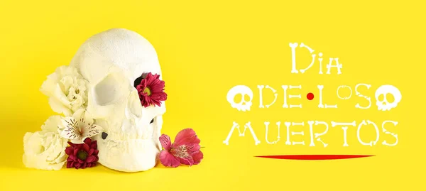 인간의 두개골과 꽃으로 멕시코의 죽음의 무르토스 을위한 — 스톡 사진