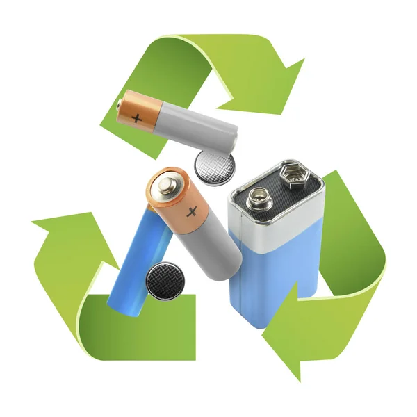 Alkalibatterien Und Recyclingschild Auf Weißem Hintergrund — Stockfoto