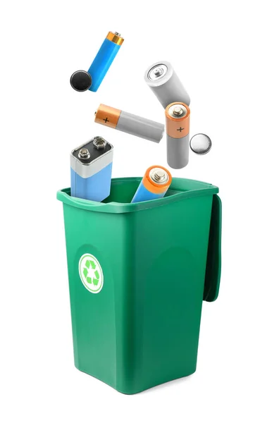 Baterias Alcalinas Caindo Caixote Lixo Isolado Branco Conceito Reciclagem — Fotografia de Stock