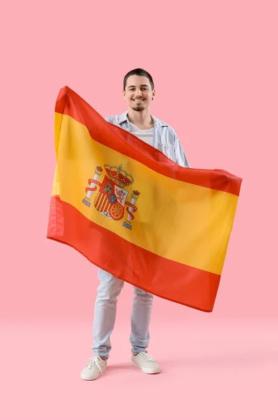Knappe Jongeman Met Vlag Van Spanje Roze Achtergrond — Stockfoto
