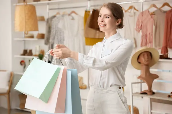 Kvinnlig Säljare Med Shoppingkassar Butik — Stockfoto