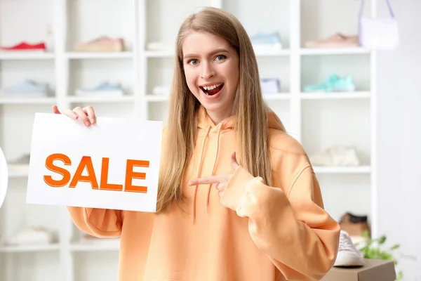 Kvinnlig Säljare Pekar Försäljning Skylt Skobutik — Stockfoto
