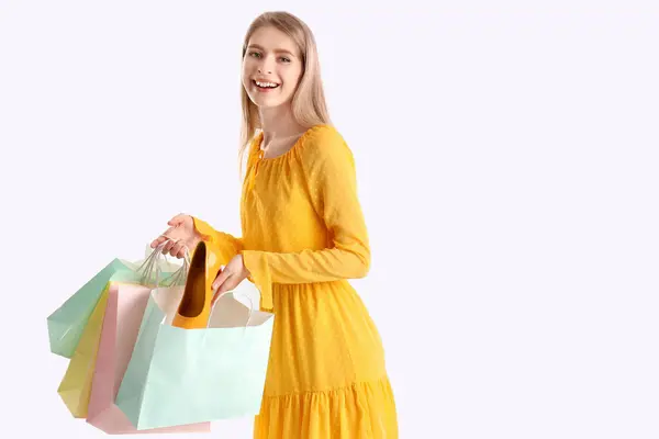 Ung Kvinna Med Sko Och Shoppingväskor Ljus Bakgrund — Stockfoto