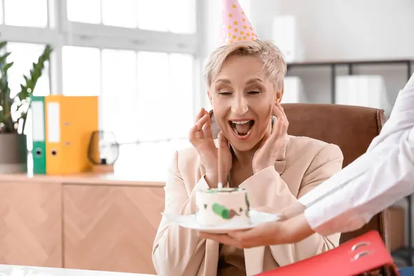 Zaskoczona Dojrzała Kobieta Otrzymuje Tort Urodzinowy Kolegi Biurze — Zdjęcie stockowe