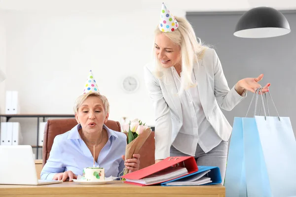 Mujer Madura Con Colega Celebrando Cumpleaños Oficina —  Fotos de Stock