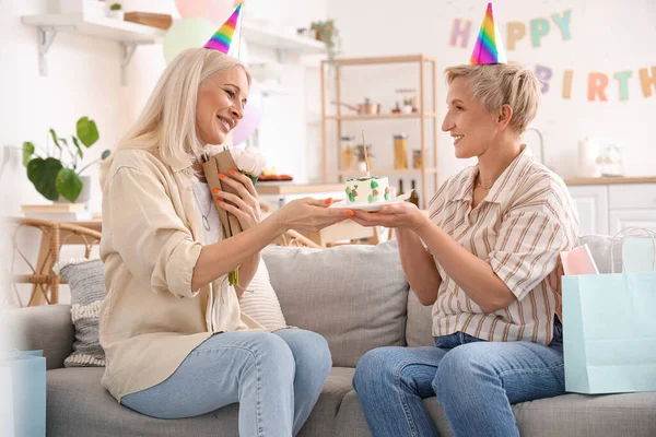Mujeres Maduras Con Pastel Celebrando Cumpleaños Casa —  Fotos de Stock