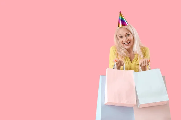 Volwassen Vrouw Met Zakken Van Verjaardag Geschenken Roze Achtergrond — Stockfoto