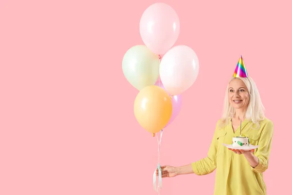 Volwassen Vrouw Met Verjaardag Taart Ballonnen Roze Achtergrond — Stockfoto