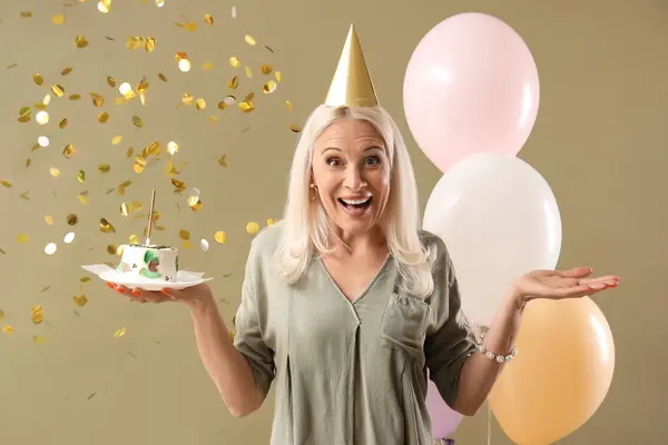 Dojrzała Kobieta Tortem Urodzinowym Balonami Zielonym Tle — Zdjęcie stockowe