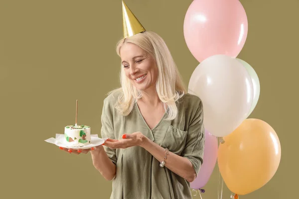 Dojrzała Kobieta Tortem Urodzinowym Balonami Zielonym Tle — Zdjęcie stockowe