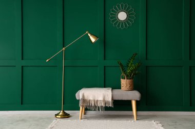 Yumuşak bankı ve lambası olan şık bir oda.