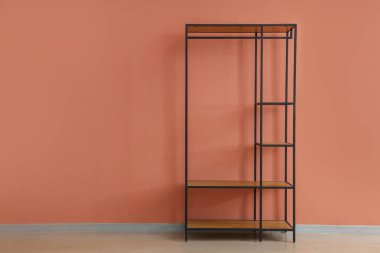 Odadaki pembe duvarın yanındaki boş raf ünitesi.