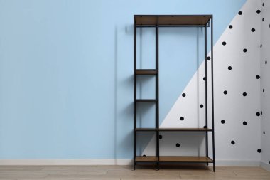 Renkli duvarın yanındaki boş raf ünitesi