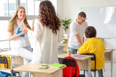 sınıftaki bir grup öğrenci