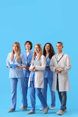 Mavi arka planda bir grup tıp öğrencisi