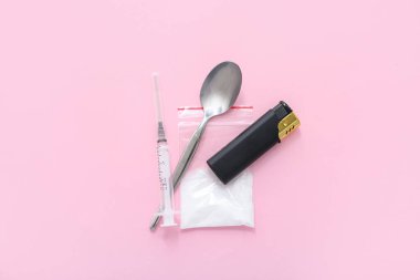 Pembe arka planda uyuşturucu, kaşık, çakmak ve şırınga