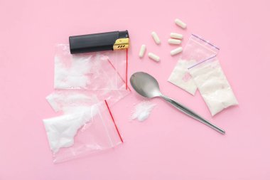 Pembe arka planda uyuşturucu, kaşık ve çakmak bileşimi