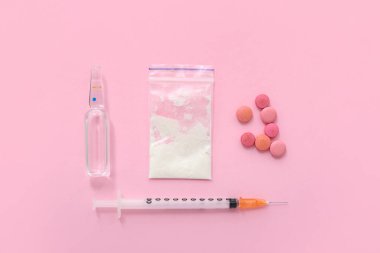 Pembe arka planda uyuşturucu ve şırınga bileşimi
