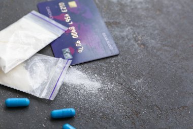 Esmer arka planda uyuşturucu ve kredi kartı