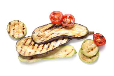 Beyaz arka planda leziz ızgara domates, patlıcan ve kabak dilimleri.