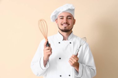 Bej arka planda çırpılmış erkek aşçı