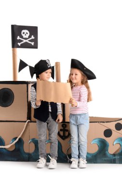 Beyaz arka planda hazine haritasıyla oynayan sevimli küçük korsanlar.