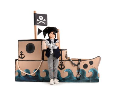 Beyaz arka planda karton gemisi olan sevimli küçük bir korsan.