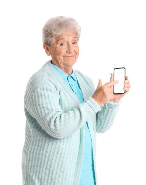 Üst düzey kadın beyaz arka planda cep telefonu kullanıyor