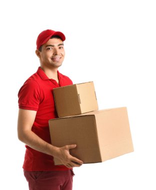 Beyaz arka planda paketleri olan erkek kurye