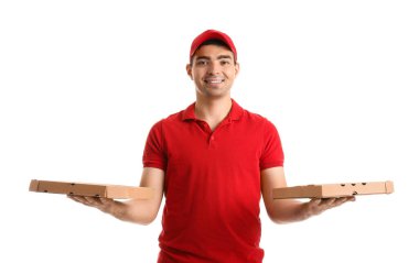 Beyaz arka planda pizza kutuları olan erkek kurye.