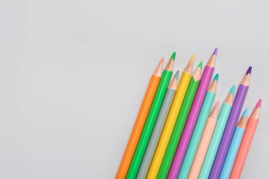 Açık arkaplanda renkli kalem grubu