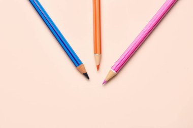 Açık arkaplanda renkli kalem grubu