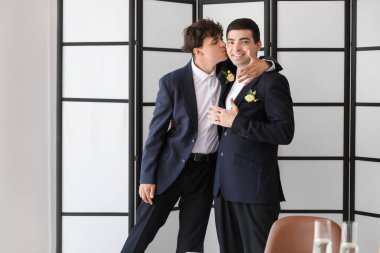 Mutlu eşcinsel çift düğün günlerinde