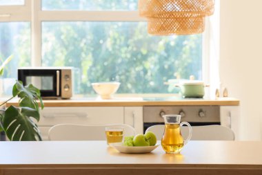 Mutfaktaki yemek masasında meyve suyu dolu bir sürahi.