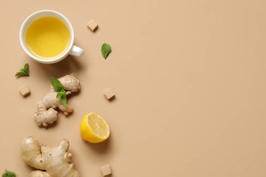 Kahverengi arkaplanda limonlu ve naneli zencefilli çay
