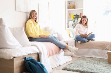 Yurt odasında okuyan kız öğrenciler