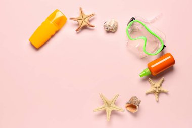 Şnorkel maskeli kompozisyon, kozmetik ürünler şişeleri ve renkli arka planda deniz yıldızları