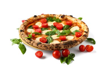 Taze domatesli lezzetli pizza ve beyaz arka planda fesleğen.