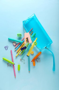 Renk arkaplanında uçan farklı kırtasiye ve kalem kutusu