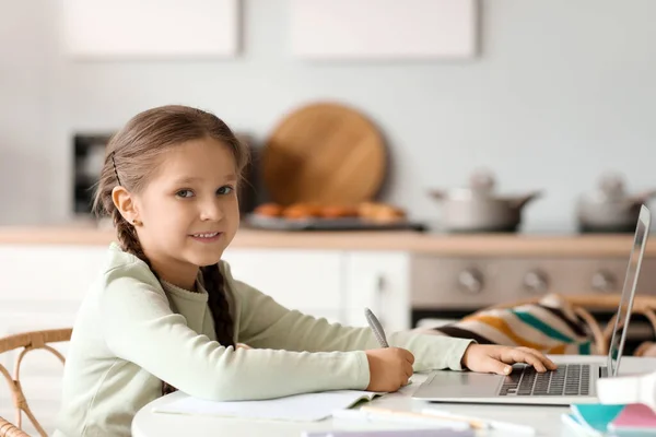 Κοριτσάκι Φορητό Υπολογιστή Που Σπουδάζει Online Επιστήμες Υπολογιστών Στην Κουζίνα — Φωτογραφία Αρχείου