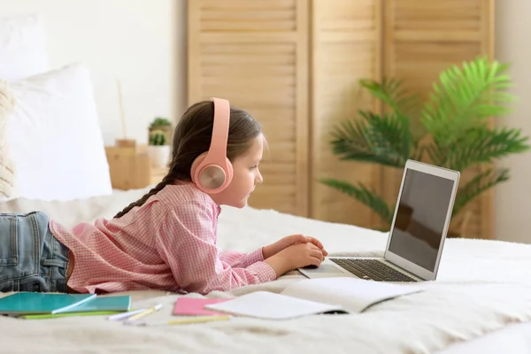 Menina Fones Ouvido Com Laptop Estudando Ciências Computação Line Cama — Fotografia de Stock