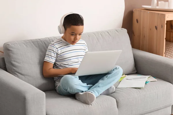 Malý Afroameričan Chlapec Sluchátkách Notebookem Studium Počítačových Věd Line Doma — Stock fotografie