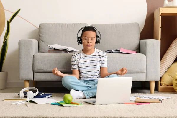 Malý Afroameričan Sluchátkách Medituje Při Studiu Doma — Stock fotografie