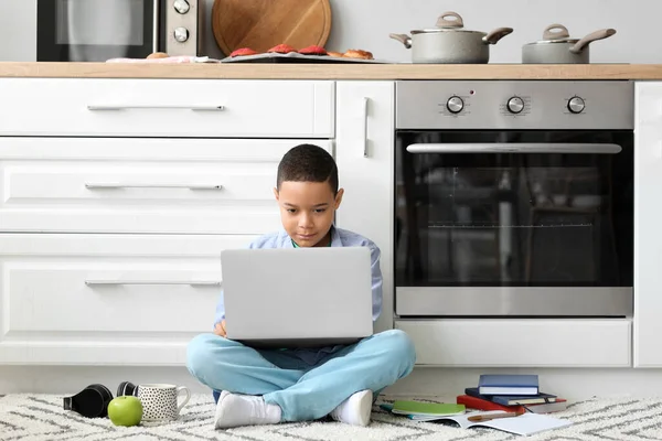 Menino Afro Americano Com Laptop Estudando Ciências Computação Online Cozinha — Fotografia de Stock