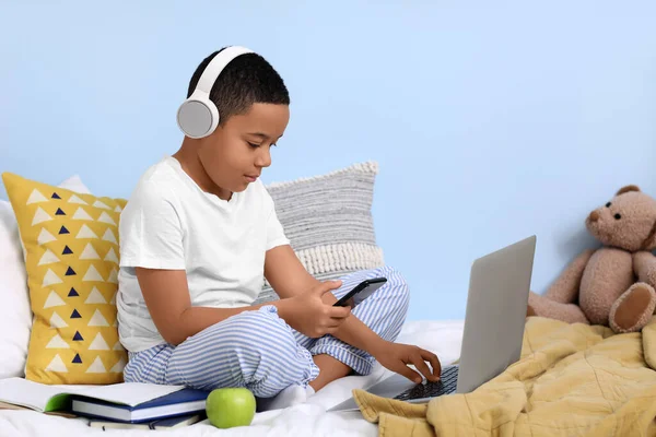 Little African American Boy Mobile Phone Studying Computer Sciences Online — Stock Photo, Image