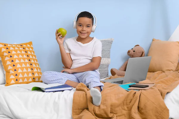 Little African American Boy Apple Studying Online Bedroom — Stock Photo, Image