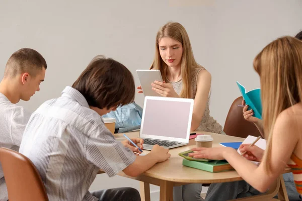 Gruppe Von Schülern Macht Hausaufgaben Tisch Zimmer — Stockfoto