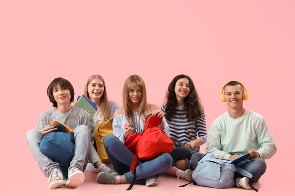 Группа Студентов Сидящих Розовом Фоне — стоковое фото