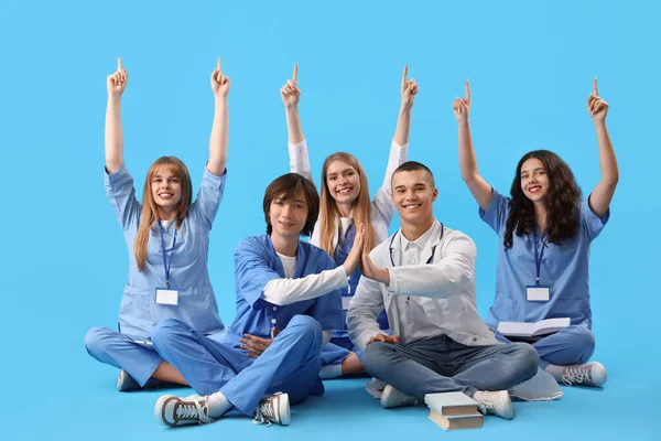 Счастливые Студенты Медики Сидят Синем Фоне — стоковое фото
